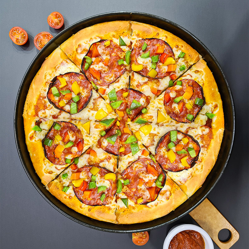 Pizza Chorizo z tytułową hiszpańską kiełbasą chorizo i kolorową papryką w pizzerii Pan Pizza Czerwionka