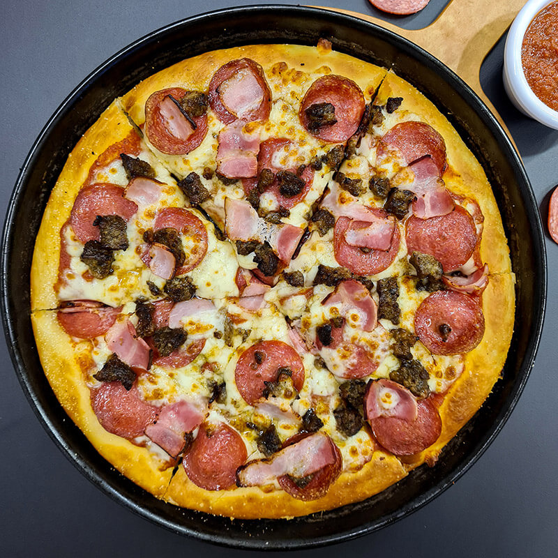 Pizza Mięsna z mięsem wieprzowo-wołowym, kiełbasą pepperoni i boczkiem w pizzerii Pan Pizza Czerwionka
