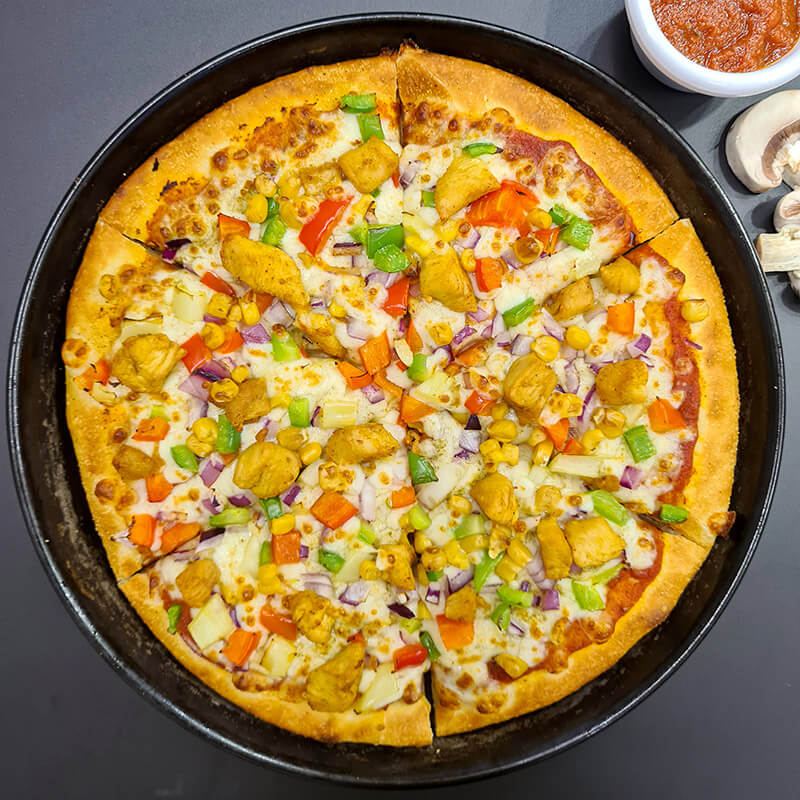 Pizza Pollo z piersią z kurczaka, kukurydzą, kolorową papryką i czerwoną cebulą w pizzerii Pan Pizza Czerwionka