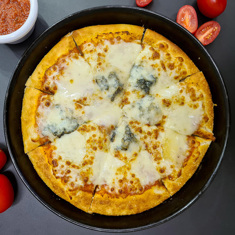 Klasyczna pizza Quatro Formaggi z mozzarellą, parmezanem, provolone i gorgonzolą w pizzerii Pan Pizza Czerwionka