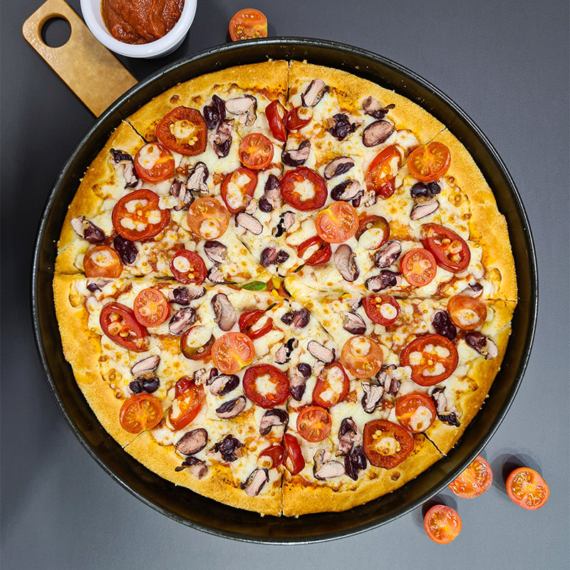 Pizza Rojos na ostrym sosie z czerwoną fasolą, pomidorkami koktajlowymi i ostrymi papryczkami jalapeno w pizzerii Pan Pizza Czerwionka