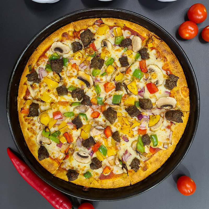 Pizza Supreme z mięsem wieprzowo-wołowym, pieczarkami, kolorową papryką i czerwoną cebulą w pizzerii Pan Pizza Czerwionka