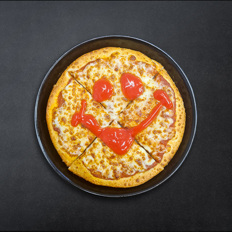 Uśmiechnięta Margherita Pizza dla dzieci z ketchupem w pizzerii Pan Pizza Czerwionka