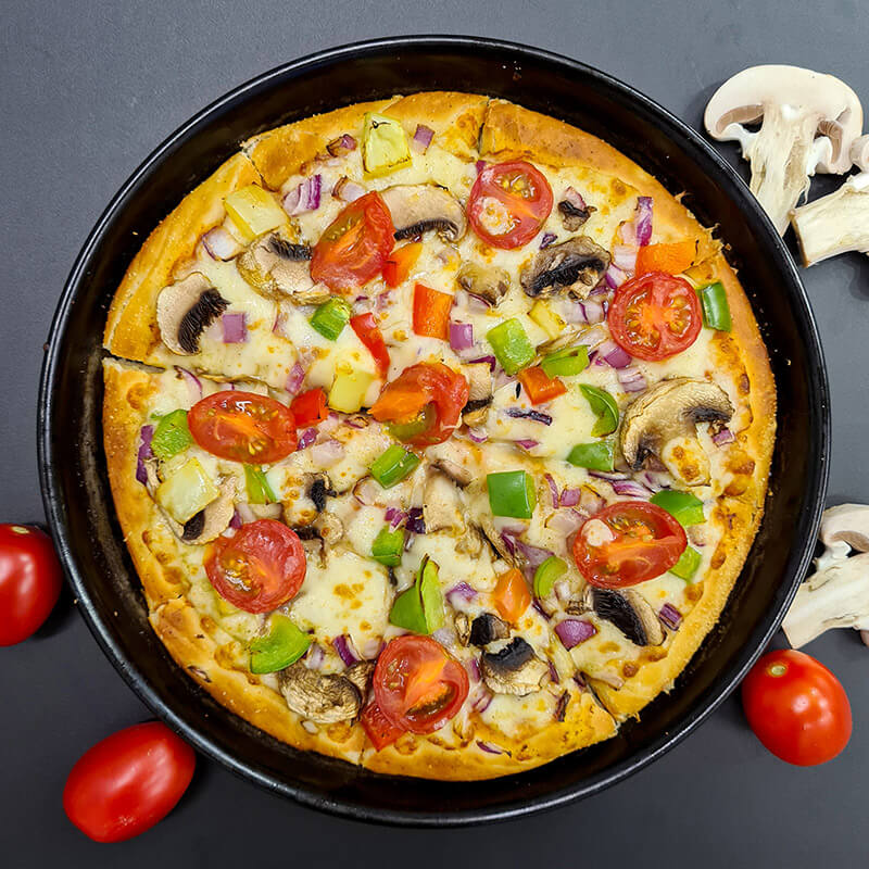 Pizza Wegetariana z pieczarkami, pomidorkami koktajlowymi, czerwoną cebulą i kolorą papryką w pizzerii Pan Pizza Czerwionka